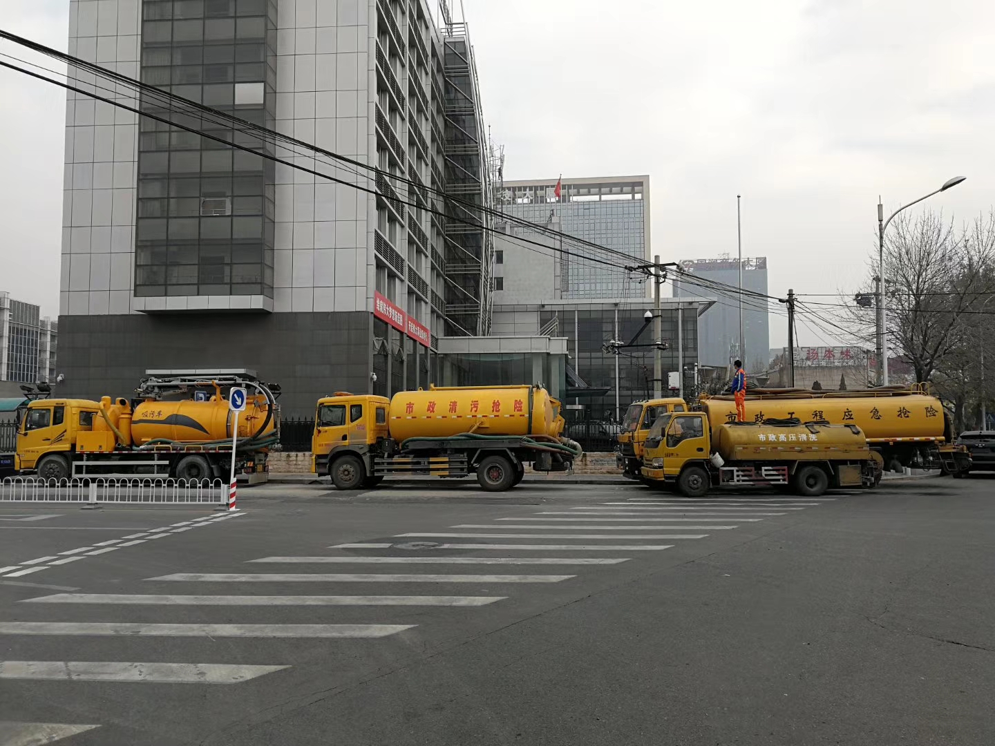 玉泉路汽车抽化粪池、清理雨水井